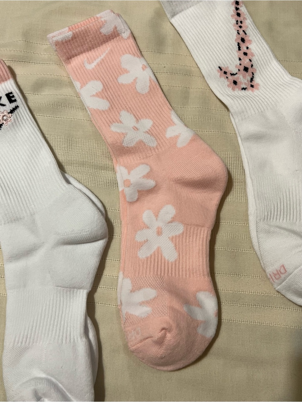 Nike Everyday Plus Dri-FIT Pink & White Floral Crew Sock Trio - Picture 3 of 15